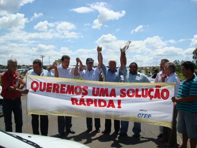 <b>Vereadores participam de manifestação na MG 050</b>