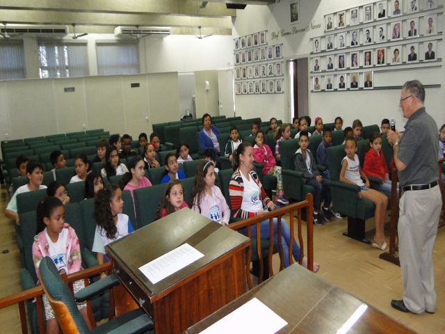 <b>Grupo de estudantes da E. M. Alice Naves Ferreira visita a Câmara</b>
