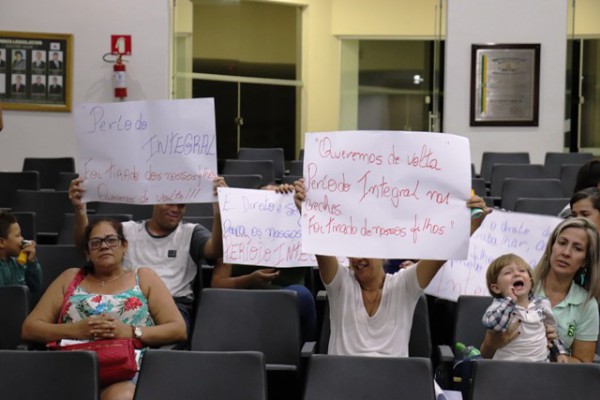 Pais se manifestam em Plenário e vereadores agendam reunião com prefeito sobre as vagas na creches