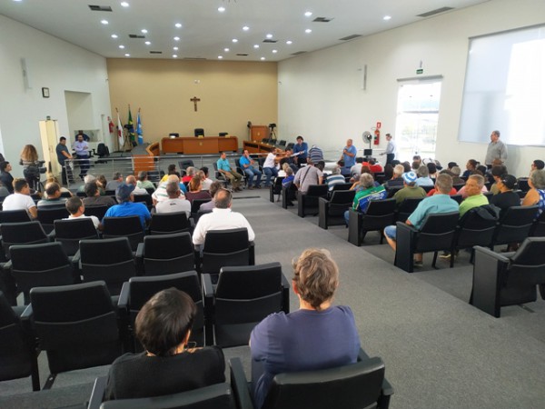 Moradores se reúnem com vereadores para discutir cobrança de IPTU no Condomínio Campo Alegre