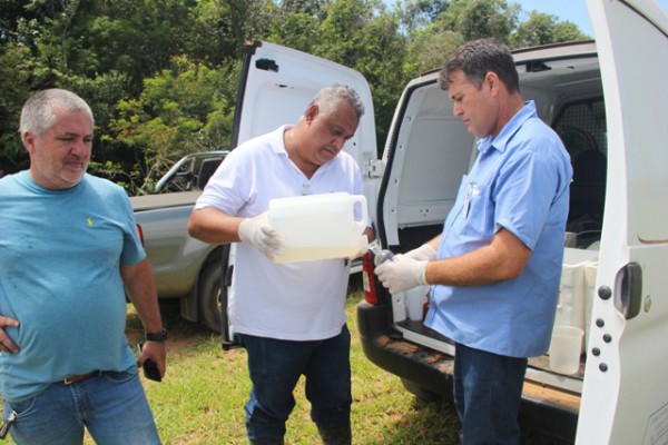 Vereadores acompanham coleta de amostra de água para perícia