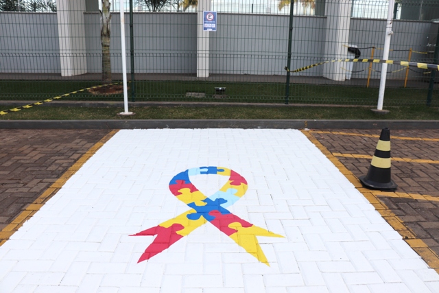 Câmara inaugura vaga de estacionamento com símbolo do autismo