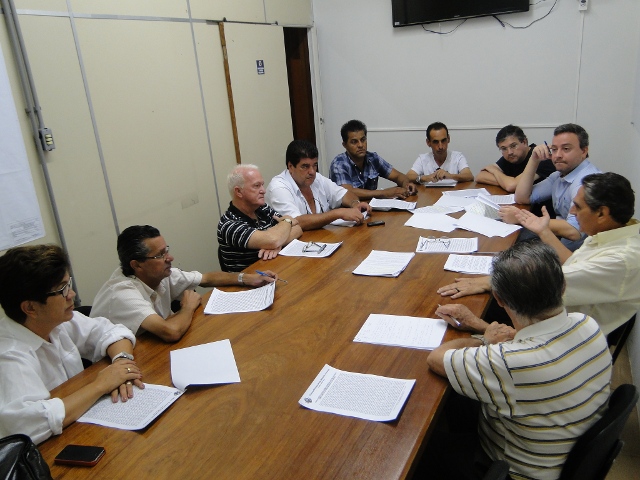 <b>Vereadores estudam projeto sobre serviços de taxi em Paraíso</b>